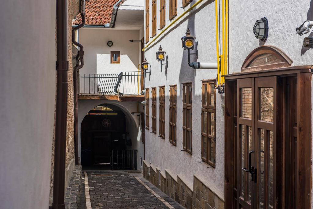 布拉索夫Casa Veche的两栋建筑之间一条有隧道的小巷