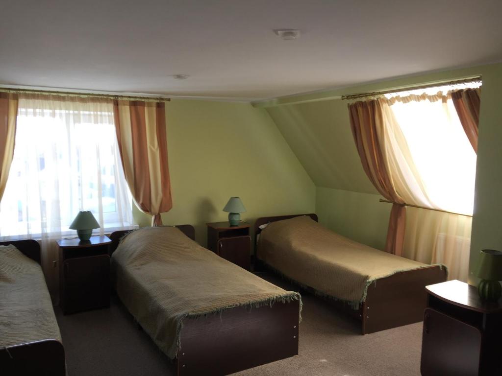 叶列茨Motel Prival的酒店客房带两张床和两个窗户