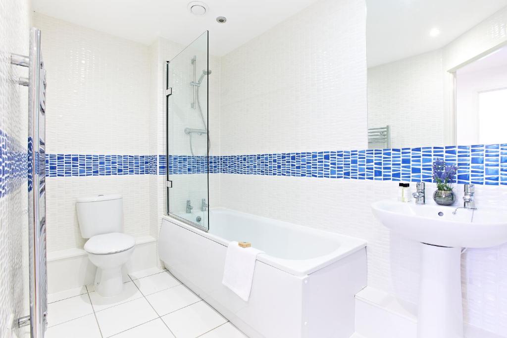 博勒姆伍德博勒姆伍德 - 豪华2卧2卫公寓的白色的浴室设有水槽和卫生间。