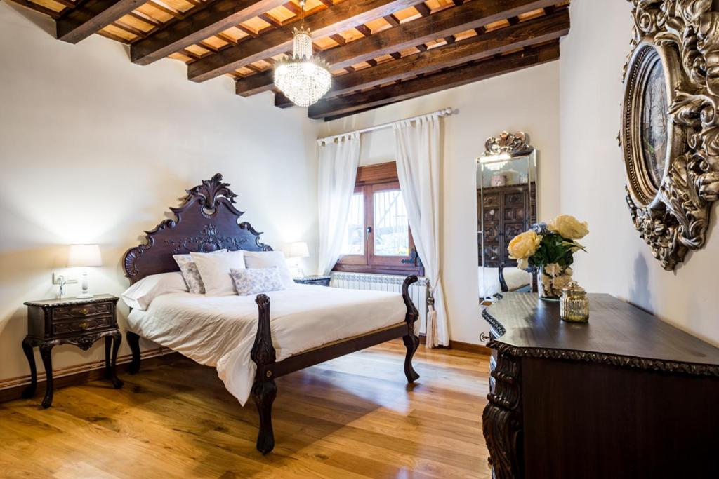 拉阿贝尔卡El Aserradero的一间卧室配有一张床、一张桌子和一面镜子