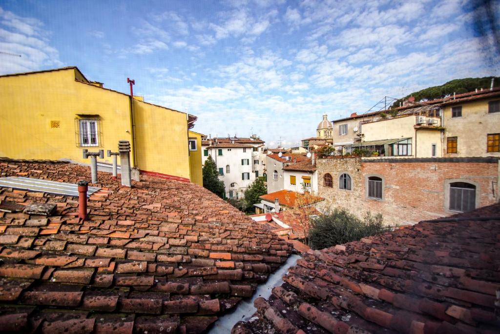 佛罗伦萨圣莫纳卡旅舍的屋顶上一群建筑物
