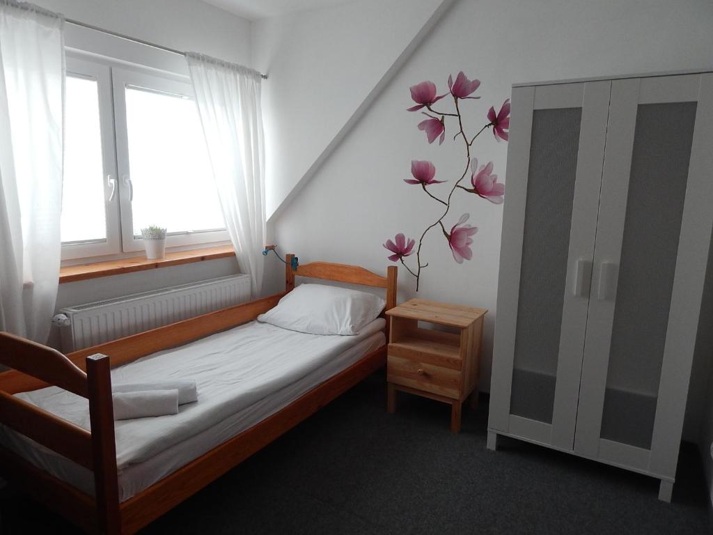 什切青Dom św. Józefa的一间小卧室,配有床和窗户