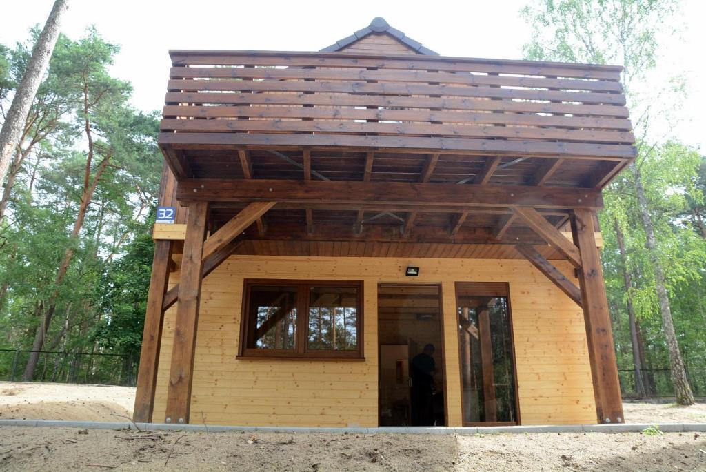皮拉OTW Płotki的一座带木屋顶的小建筑