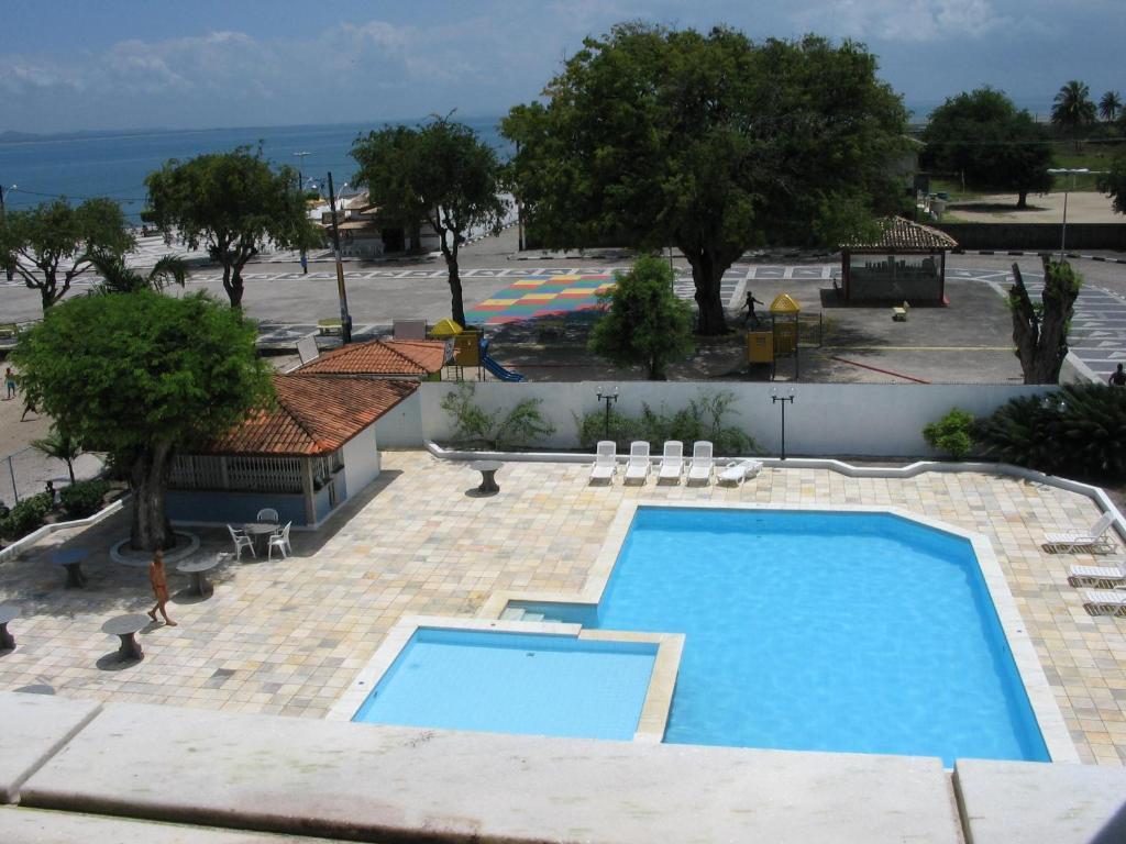 萨利纳斯-达马加里达Salinas Praia Hotel的从大楼内可欣赏到游泳池的景色