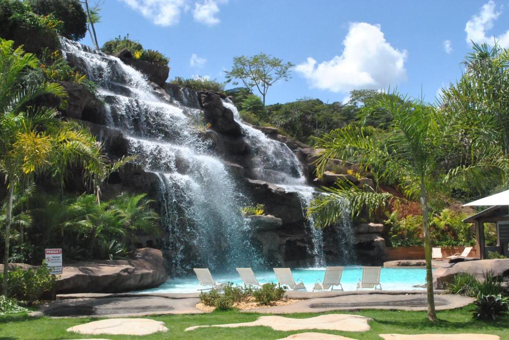 圣洛伦索法泽达维斯塔阿莱格里酒店的度假村游泳池内的瀑布