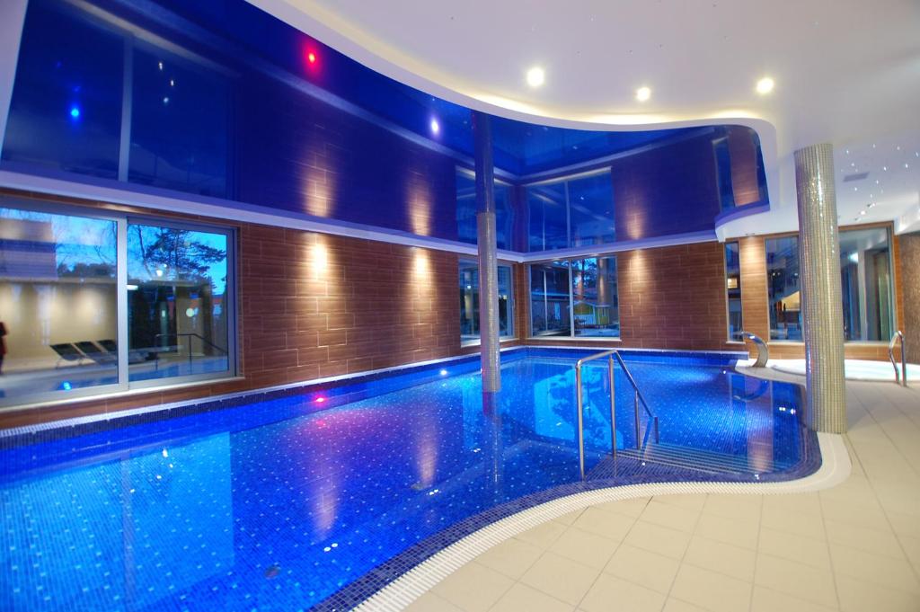 尼彻兹普切兹Spa酒店的一座房子内的游泳池