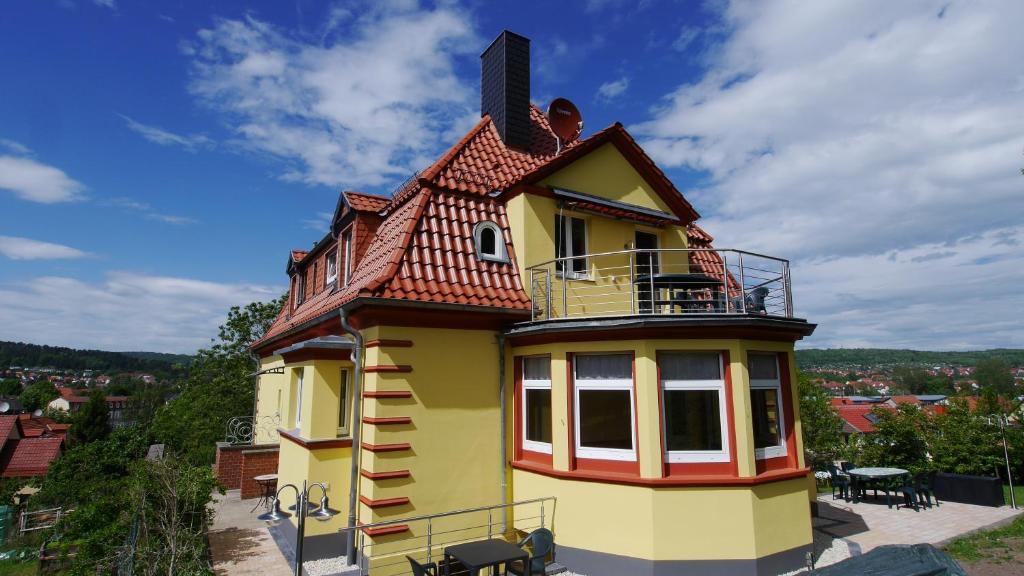 艾森纳赫Villa Am Ehrensteig的一座带屋顶的黄色小房子