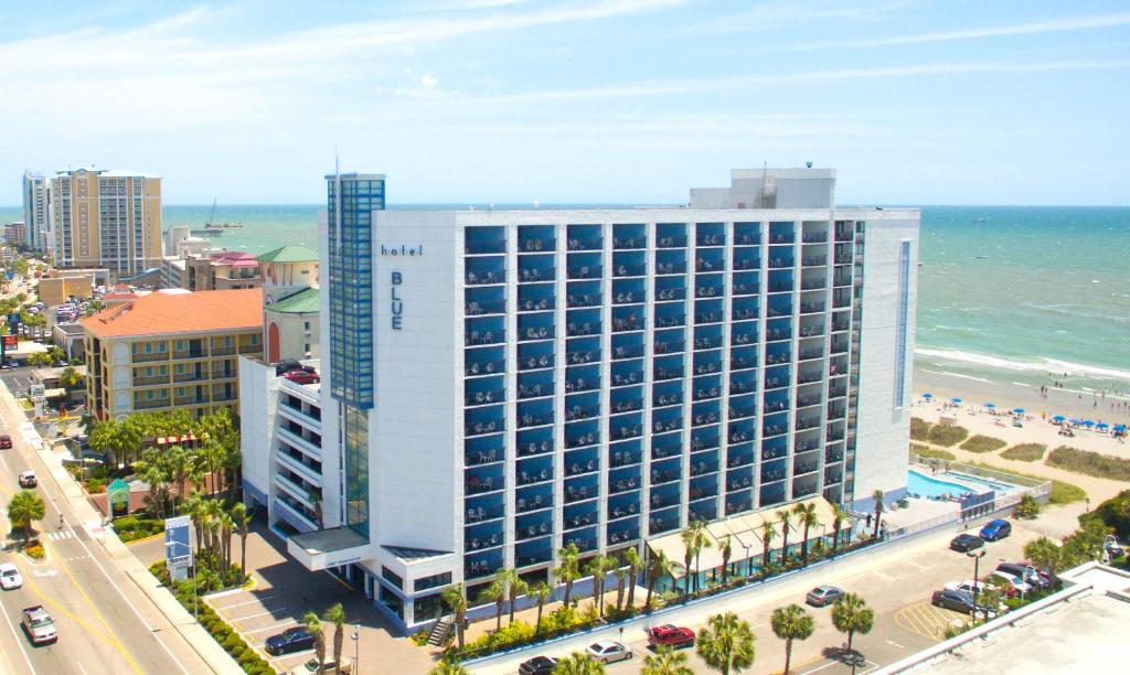 默特尔比奇蓝色酒店的享有海滩上一座大型建筑的空中景致