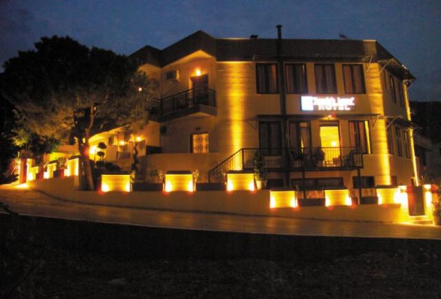 莫奈姆瓦夏安吉拉之家酒店的一座建筑,在晚上有灯