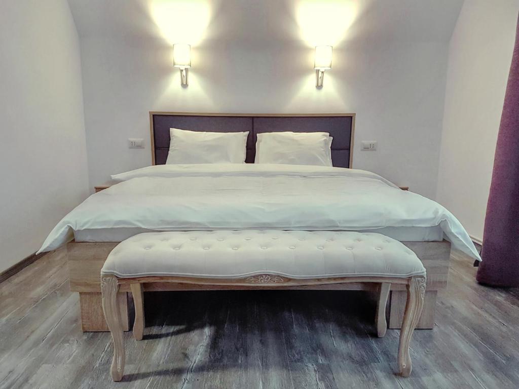 雅西佩尼斯尼亚幻影旅馆的一间卧室配有一张大床,上面有长凳