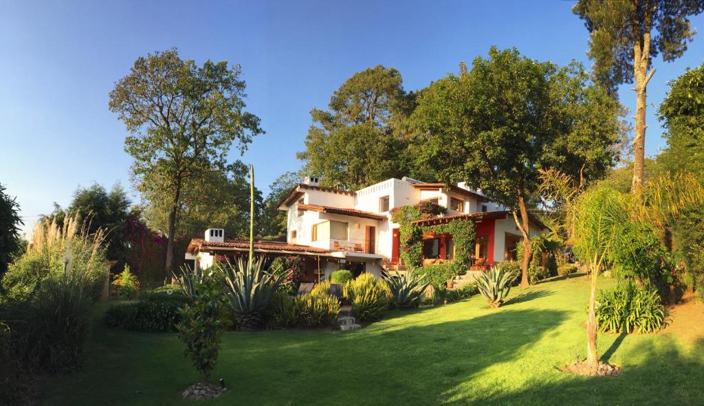 巴耶德布拉沃Las Luciernagas (Adults Only)的一座有树木和草的院子内的房子