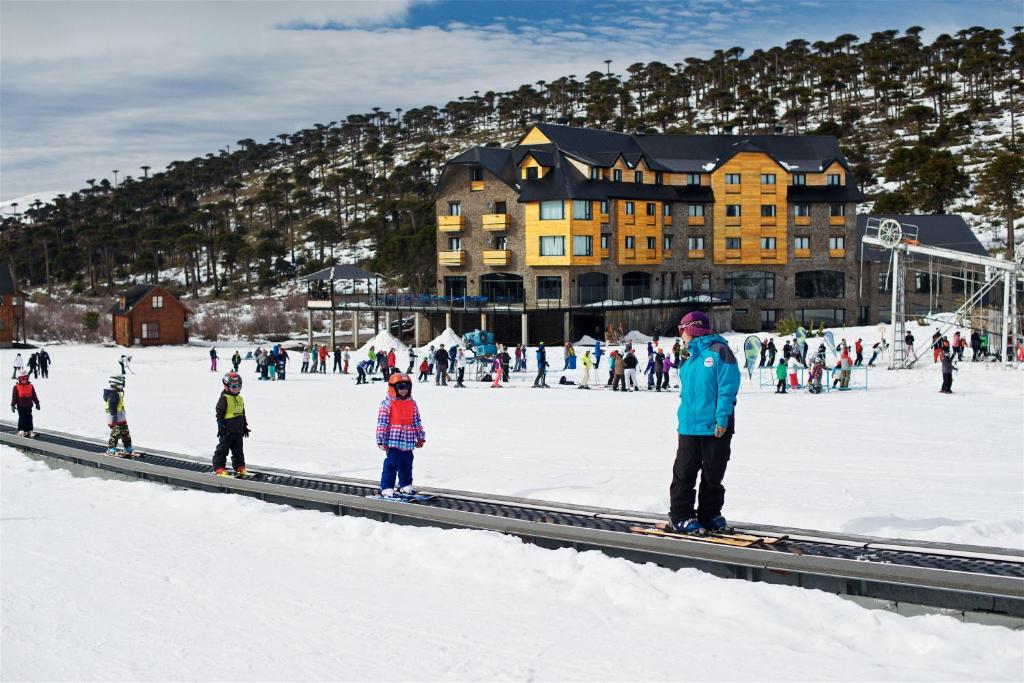 卡薇亚惠Grand Hotel Caviahue的一群滑雪者在雪中滑雪