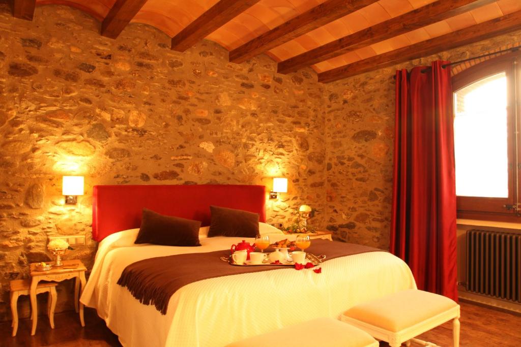 圣伊斯特维-德帕劳托德拉坎维拉乡村民宿的一间卧室配有一张床,上面有水果盘