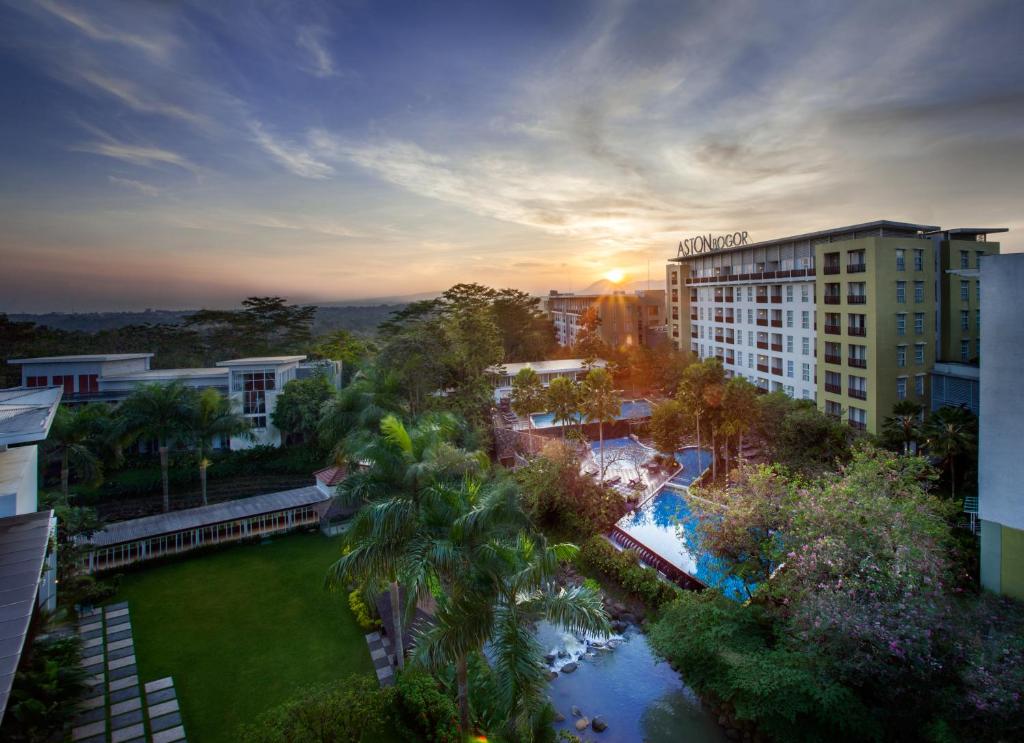 茂物ASTON Bogor Hotel and Resort的享有带游泳池的度假村的空中景致