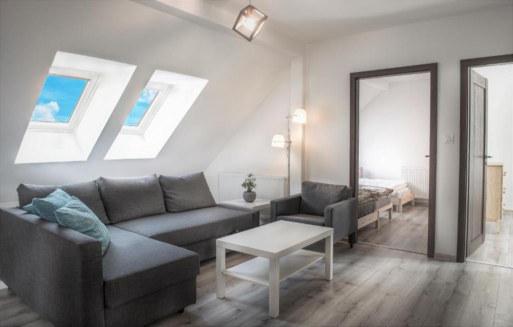 普雷绍夫Garden apartments的客厅配有沙发和桌子