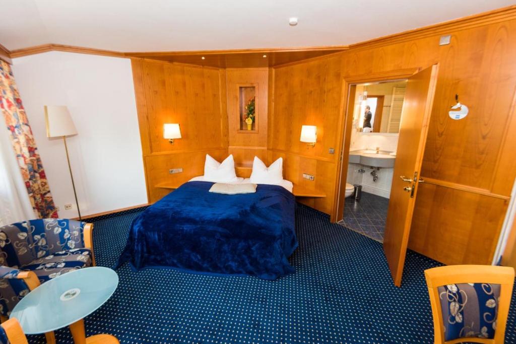 斯图加特火湖酒店的酒店客房带一张床、一张桌子和椅子