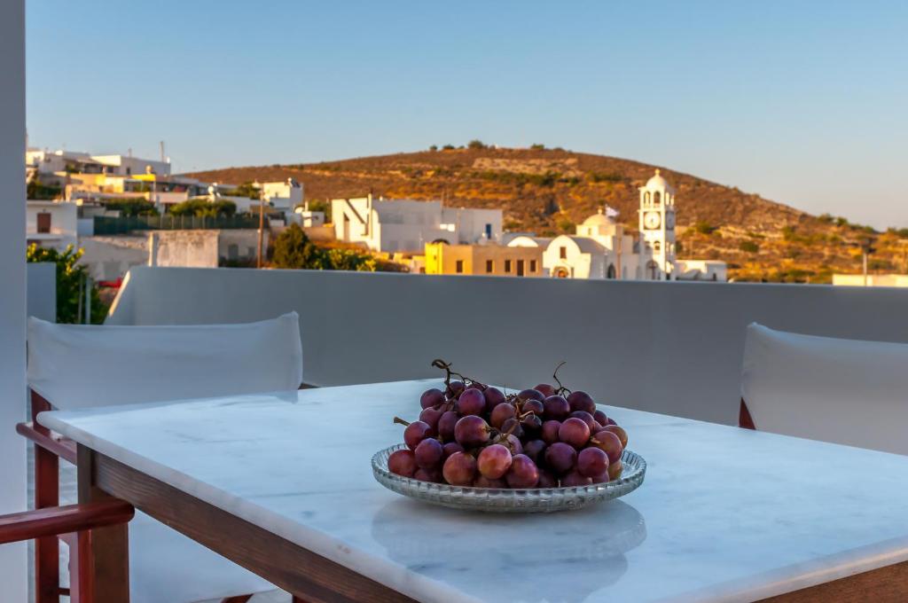 TriovasálosMatilda Milos - Cycladic Living的阳台上的桌子上放着一碗水果