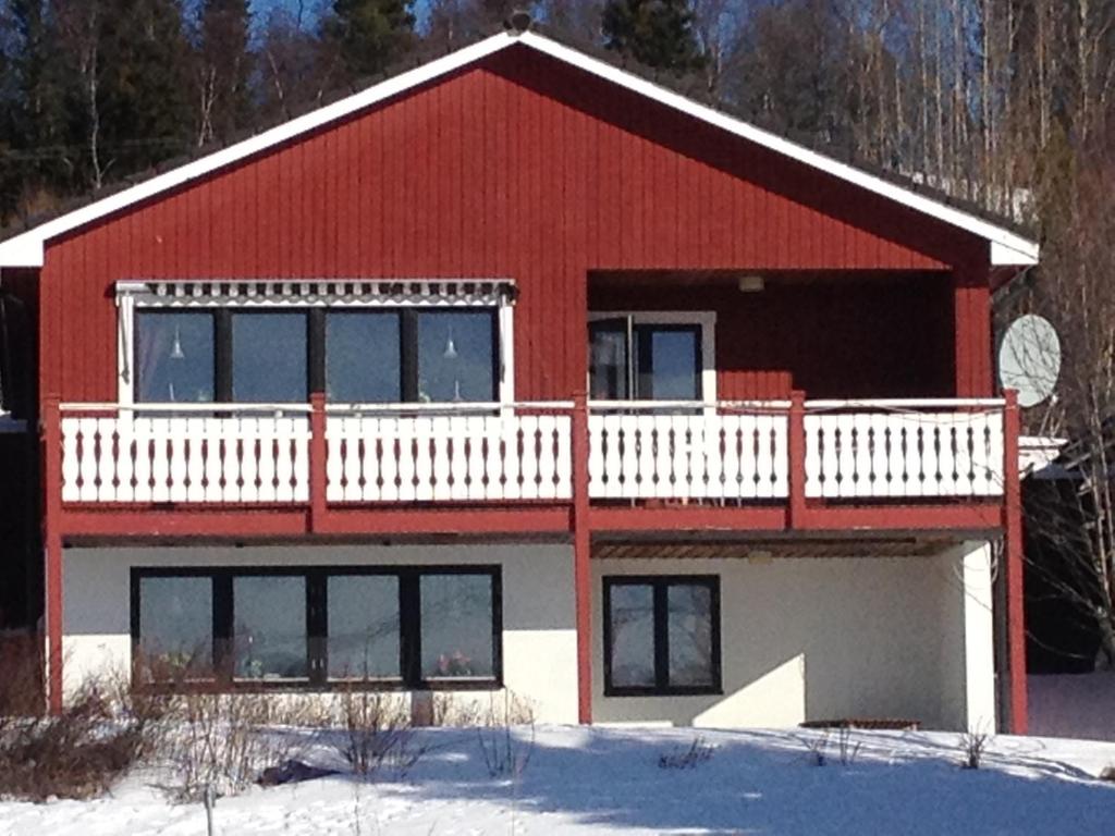 菲奈斯达伦Funäs Fjäll Lägenhet的红色和白色的房子,设有白色阳台