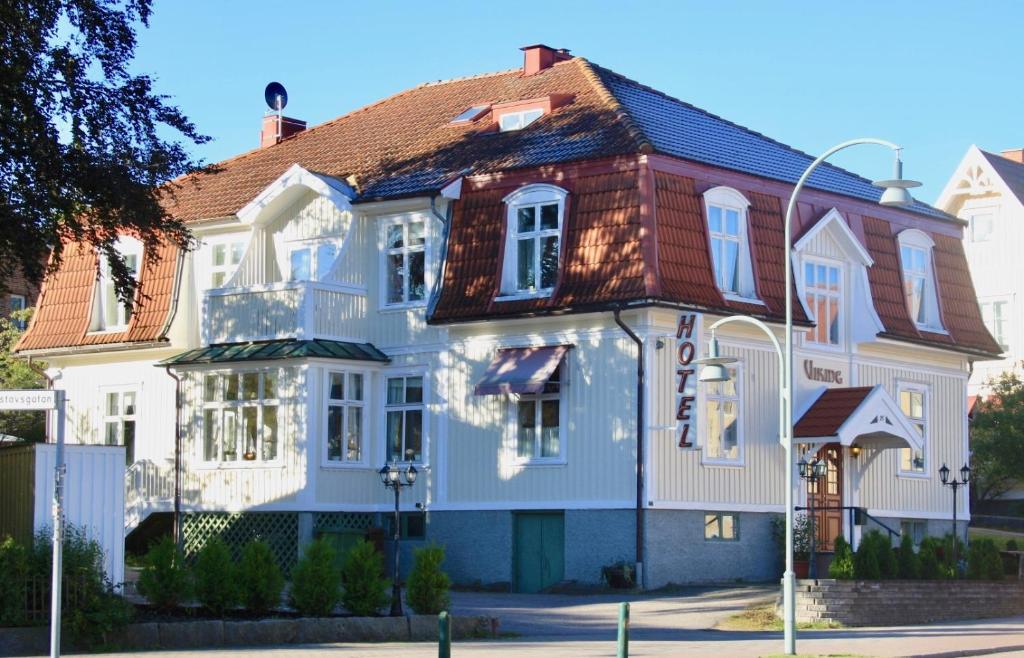 乌德瓦拉Hotell Viking的一座大型白色房屋,设有红色屋顶