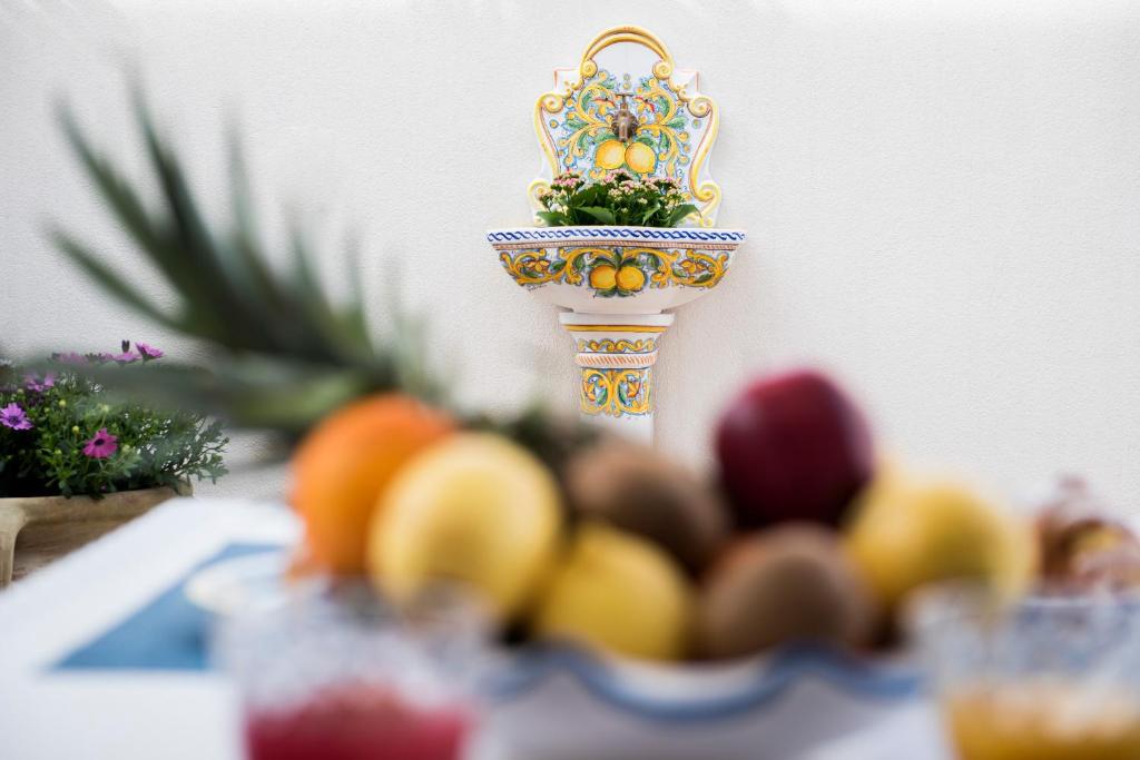 圣维托罗卡波Appartamento Martina的花瓶,桌子上的一碗水果