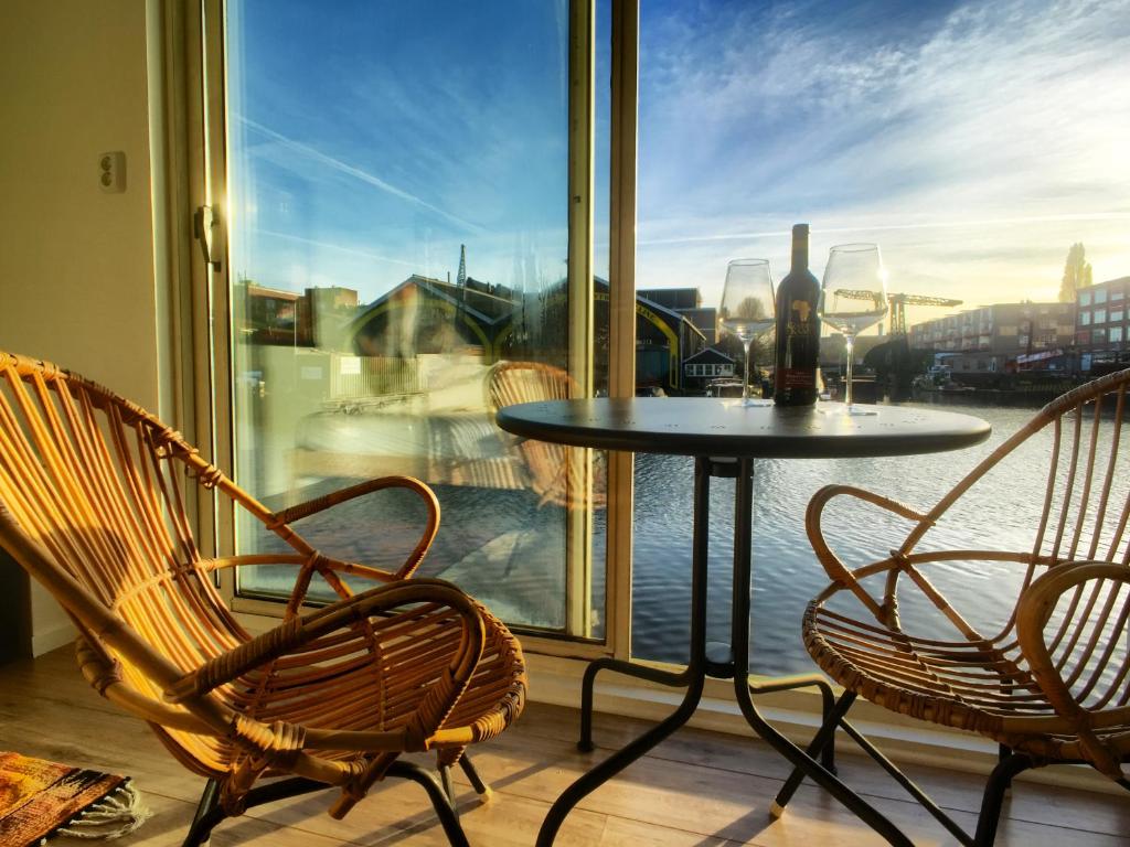 阿姆斯特丹迪亚船屋住宿加早餐旅馆的阳台配有桌椅和窗户