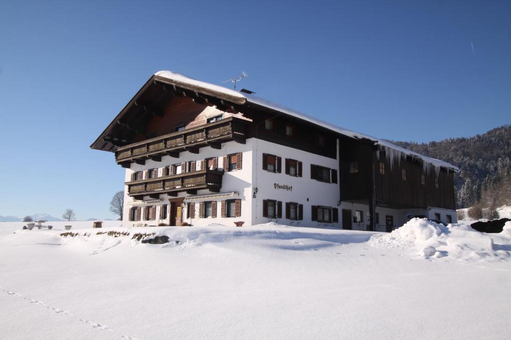 瓦尔赫湖普方德豪夫的雪中大建筑,有雪覆盖