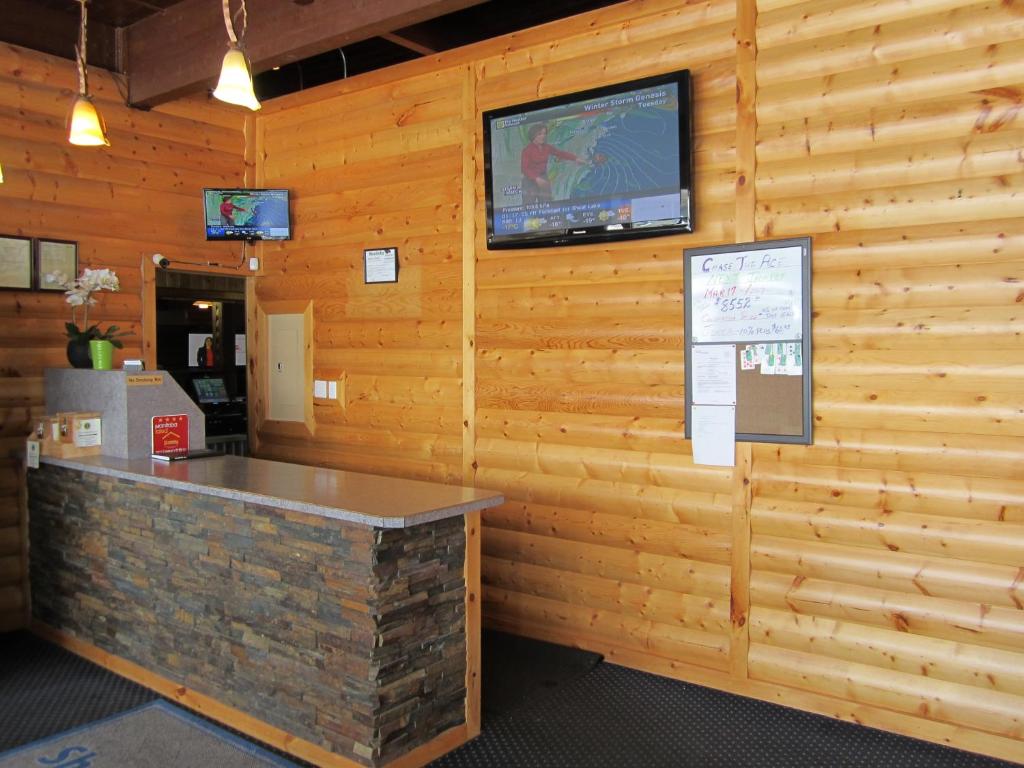 Shoal LakeShoal Lake Motor Inn的木墙,酒吧,电视