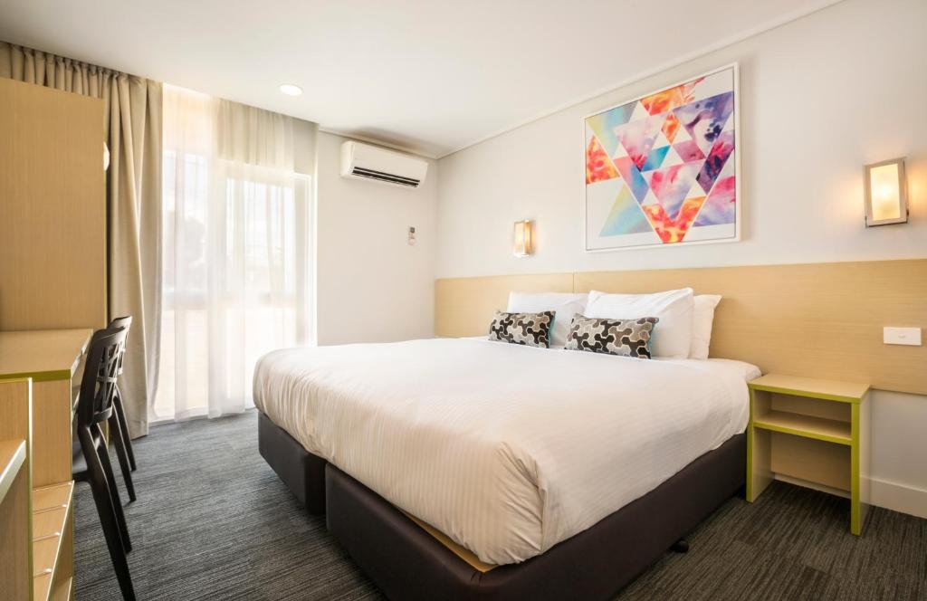 Coolaroo库拉罗奈特卡普酒店的配有一张床和一张书桌的酒店客房