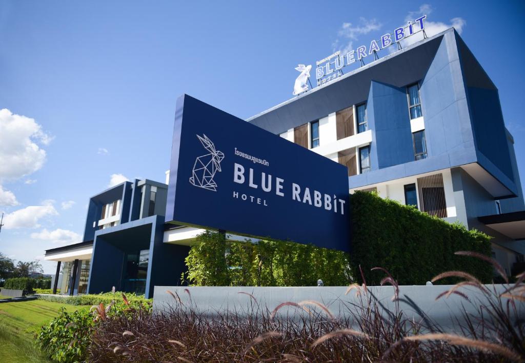 尖竹汶蓝兔酒店的建筑前的蓝色山脊标志