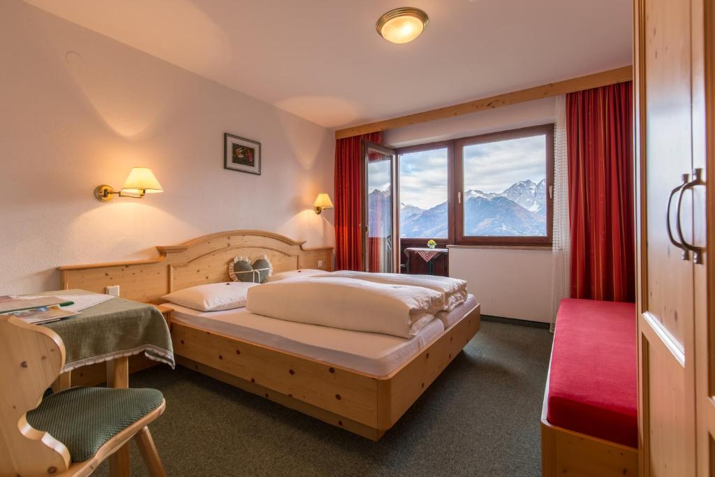 舍恩伯格Alpengasthaus Gleinserhof的一间卧室设有一张床和一个大窗户