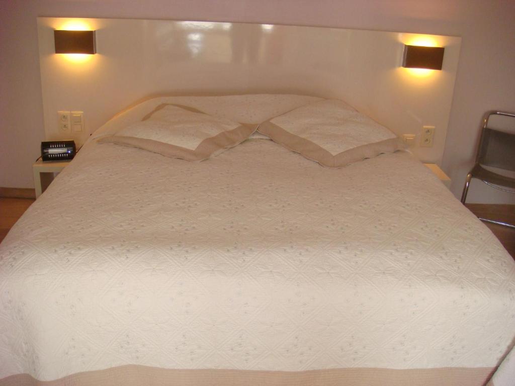东代恩凯尔克Gastenkamers Centersuites的一张带两个枕头的大白色床