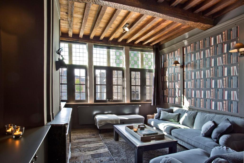 根特De Waterzooi Lodge的客厅配有沙发和桌子
