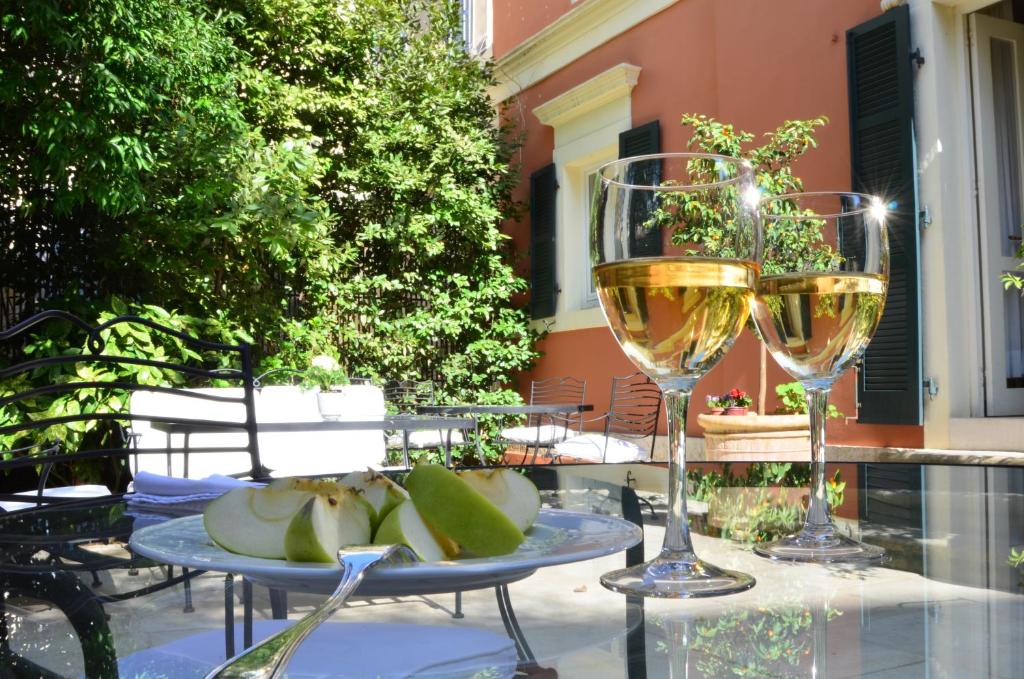 科孚镇西奥拉维多利亚精品酒店的桌子上坐着两杯白葡萄酒