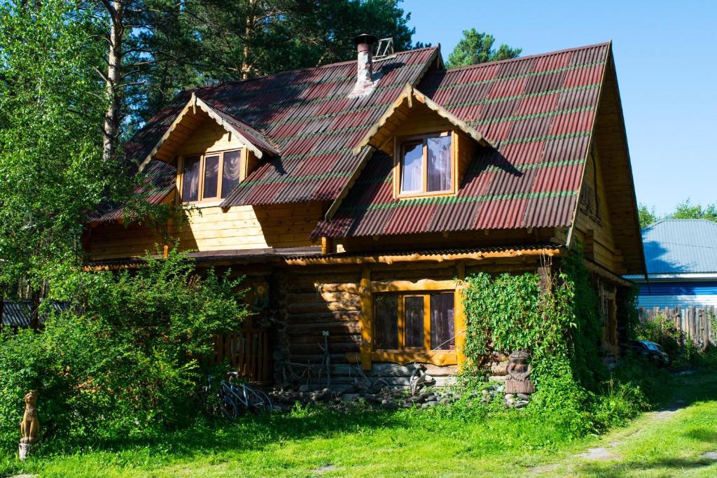 图巴扎卡顿Altai Star的小木屋,设有红色屋顶