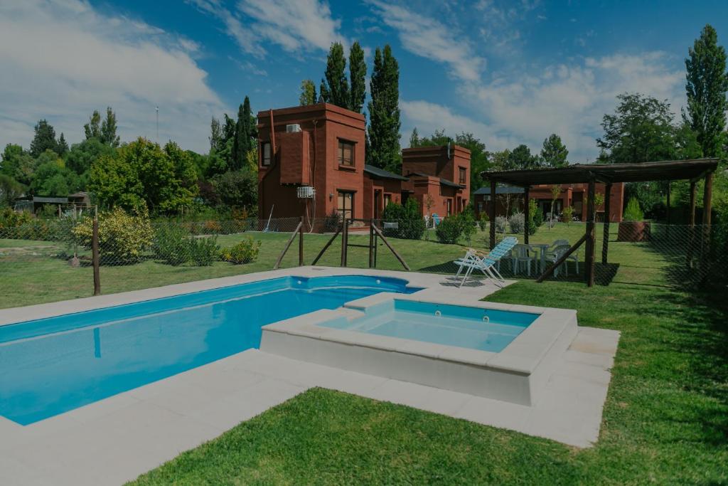 圣拉斐尔Cabañas La Cosecha的一座房子的院子内的游泳池
