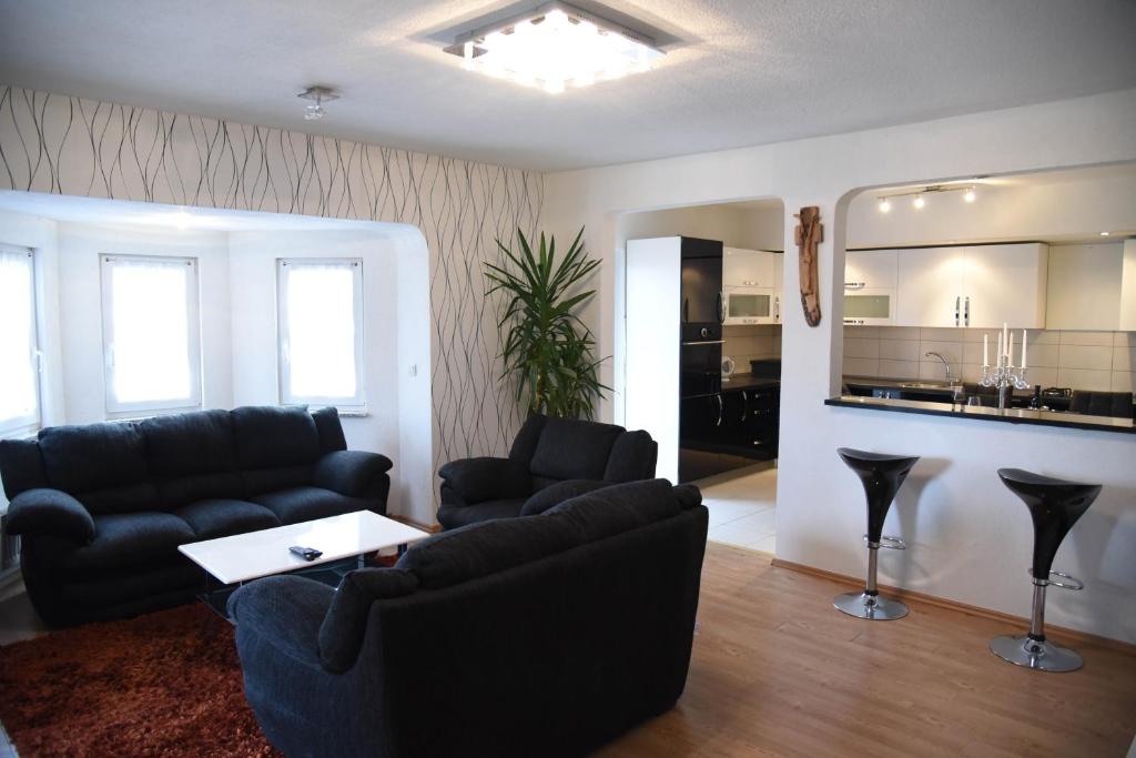利夫诺Apartment Mario的一间带两张沙发的客厅和一间厨房