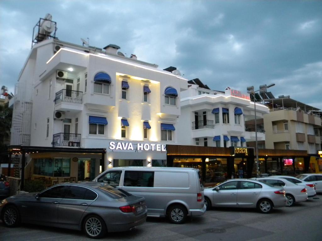 安塔利亚萨瓦酒店的停在大楼前的一组汽车