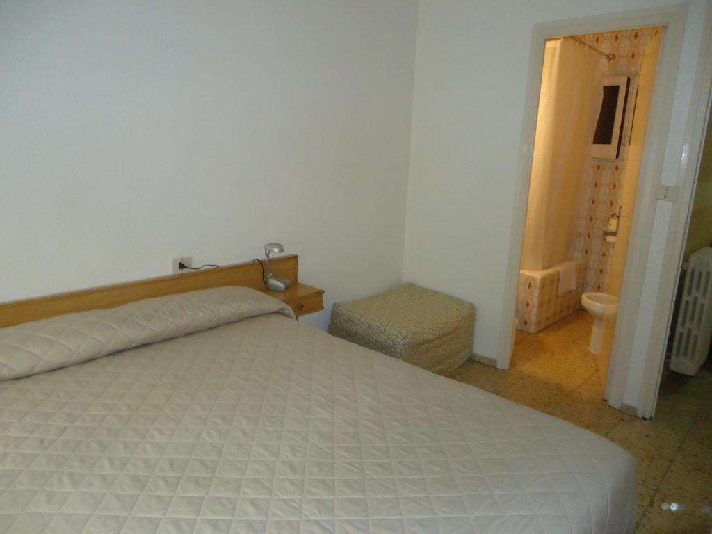 安道尔城因达罗餐厅旅馆的一间卧室配有一张床,浴室设有卫生间