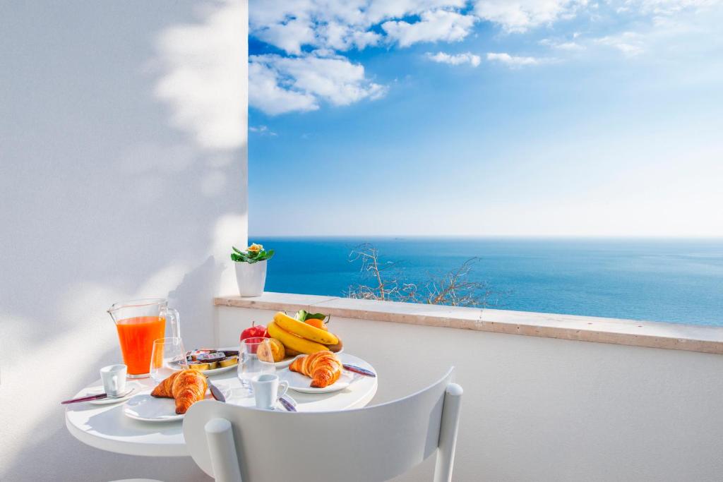 波西塔诺Casa Malu的一张带食物的桌子,享有海景