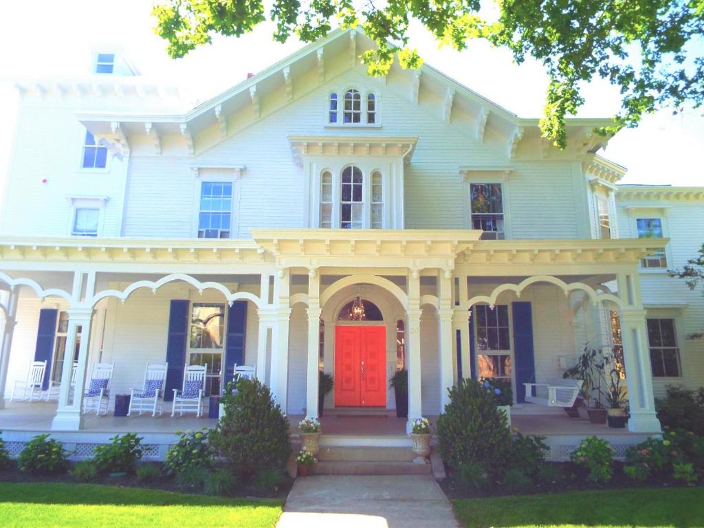 纽波特The Bayberry的一间设有红色门的大型白色房屋