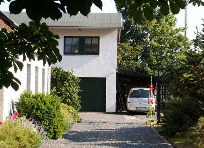 巴特Ferienwohnung Barth VORP 431的停在房子前面的白色汽车