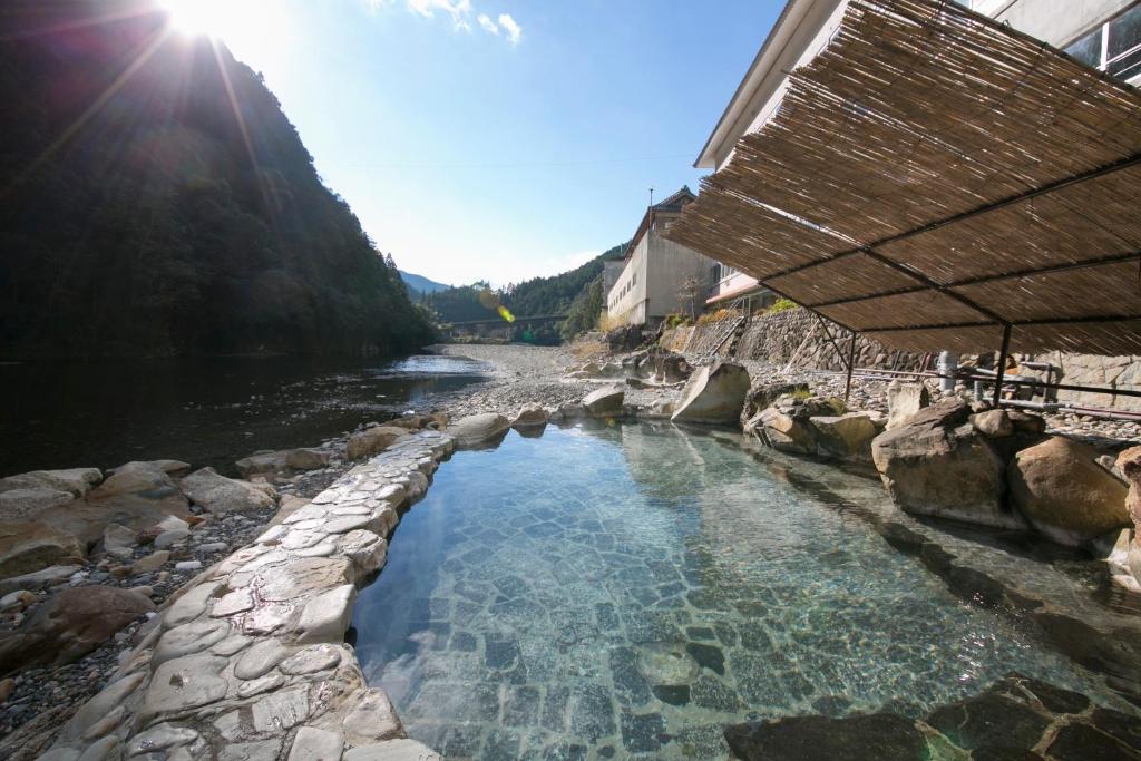 本宫山水馆川汤松屋酒店的河边的水池