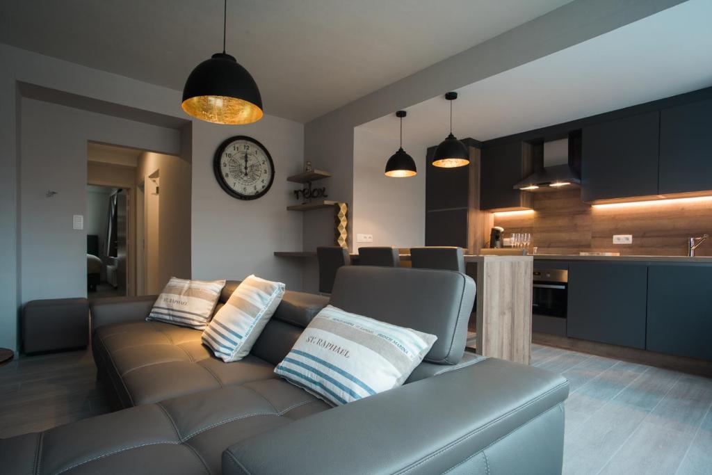 奥斯坦德O-Mer Oostende的带沙发的客厅和厨房