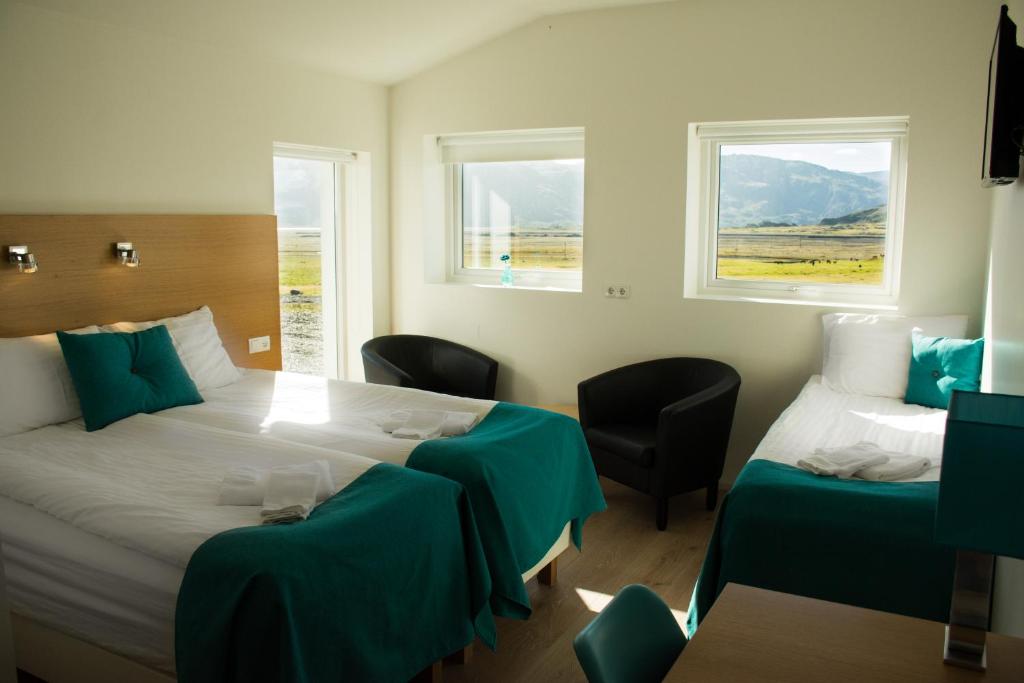 霍费德冰川世界 - 霍费尔住宿加早餐旅馆的酒店客房带两张床和两个窗户