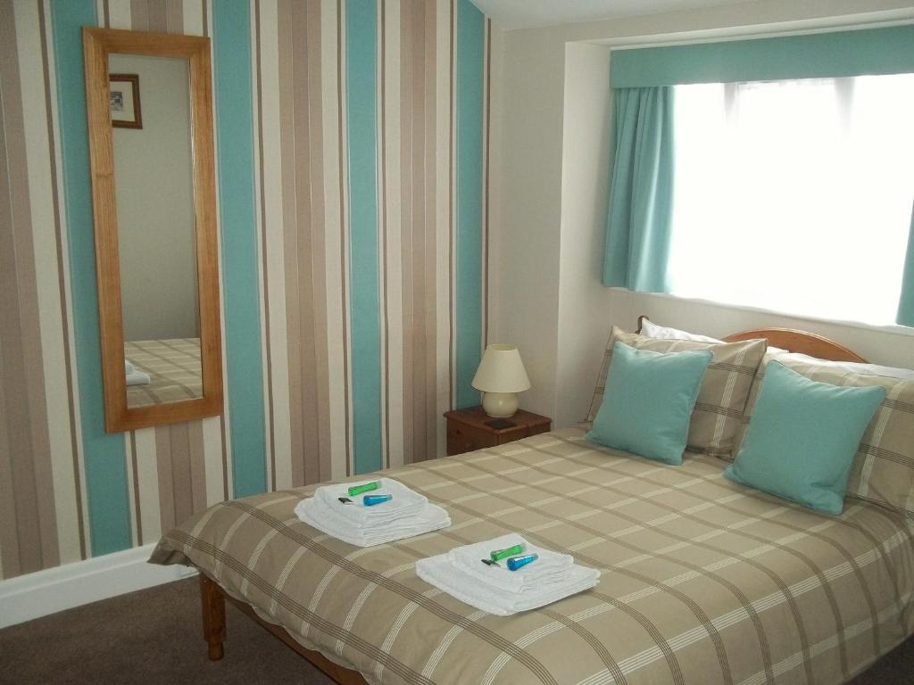 斯卡伯勒奥尔马尔酒店的一间卧室配有一张床,上面放着两个托盘