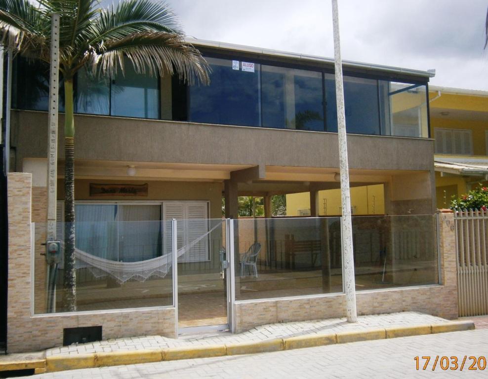 伊塔佩马多纳玛塔度假屋的前面设有吊床的建筑