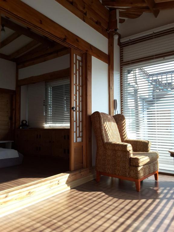 庆州耶陶尔韩屋旅馆的客厅配有椅子和窗户