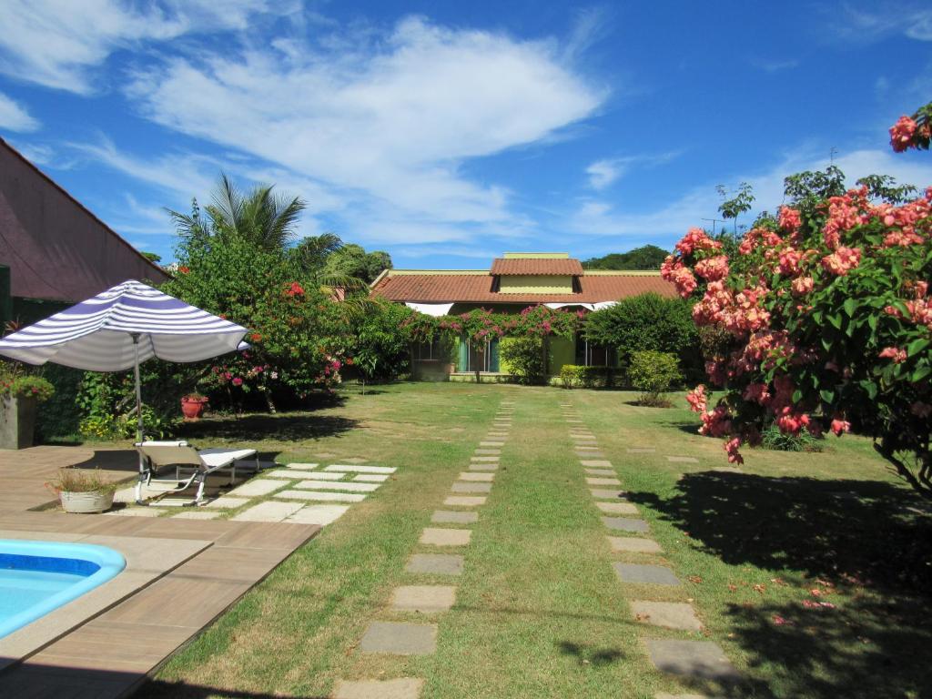 曼吉纽斯Pousada Mangas的一个带游泳池和房子的庭院
