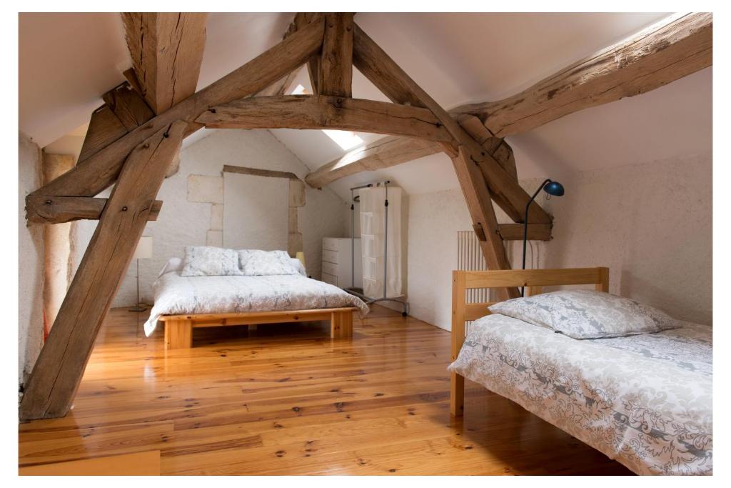 Feux拉格兰戈奥克斯迪美思度假屋的木梁客房的两张床