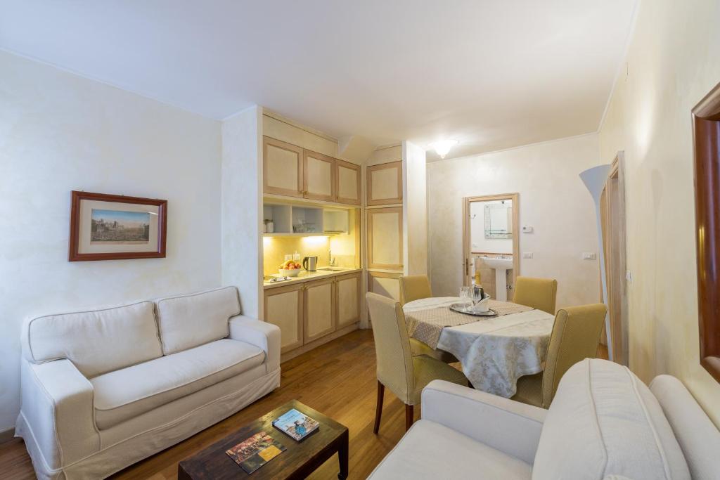 威尼斯Romantic Suite San Marco的客厅配有桌子和沙发